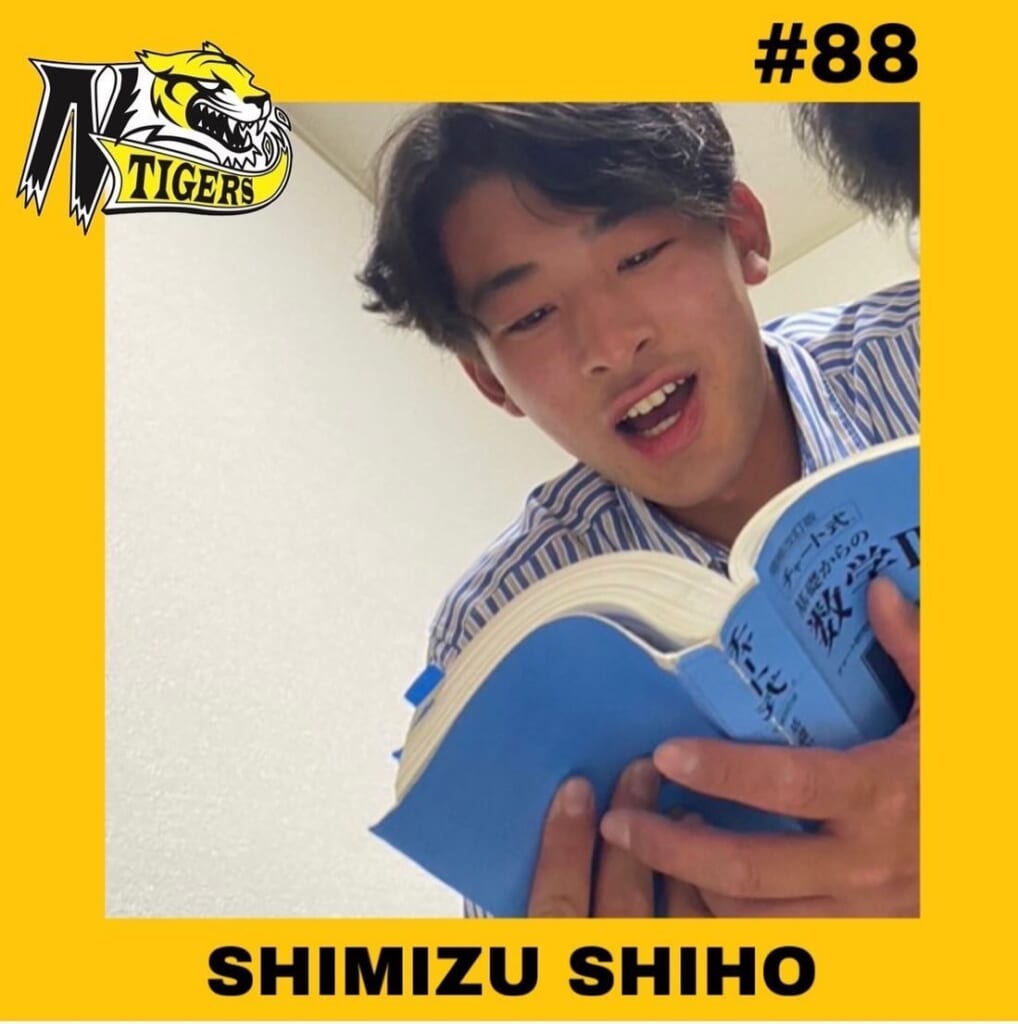 【tigers 2024 部員紹介】 新2年選手編① 清水思歩 自分を15文字で表すと… 「ギリまだクールキャラ保ってる」 出身：山形県 中学部活：水泳部 高校部活：水泳部 学部・学年：経済